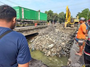 Beban Maksimal Jembatan Cuma 25 Ton, Wahai Sopir Truk Plis Jaga Jarak! Beban Maksimal Jembatan Cuma 25 Ton, Wahai Sopir Truk Plis Jaga Jarak!