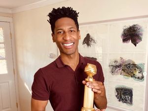 Jon Batiste Tak Sabar Jumpa V BTS di Grammy