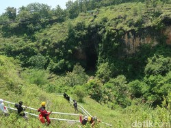 Uji Adrenalin di Ngingrong Gunungkidul, Susur Gua-Flying Fox