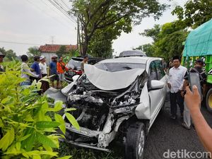 5 Mobil di Sampang Terlibat Kecelakaan Karambol Gegara Gagal Nyalip 5 Mobil di Sampang Terlibat Kecelakaan Karambol Gegara Gagal Nyalip