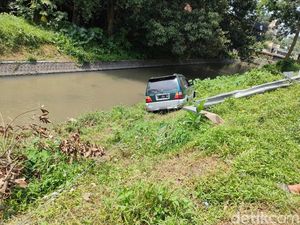 Mobil Kijang Terjun ke Sungai di Jombang Gegara Sopir Ngantuk