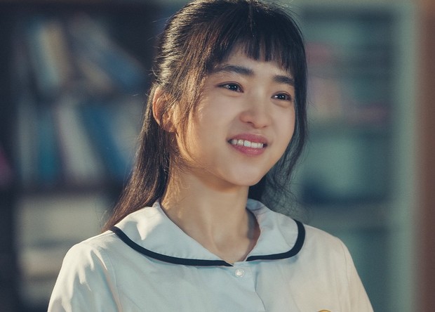 Memiliki wajah yang awet muda serta badan yang mungil, Kim Tae Ri berhasil mengecoh penonton soal umurnya karena masih pantas pakai seragam SMA