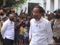 Jokowi Beri BLT Minyak Goreng Rp 300 Ribu