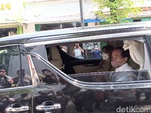 Snapshots: Momen Jokowi Bagikan Minyak Goreng-Kaus di Pasar Baledono