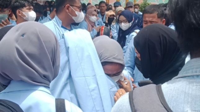 Mahasiswi yang mengikuti sidang menangis (Raja-detikcom)