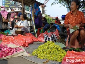 Dulang Cuan Jelang Ramadan, Marak Penjual Bunga Tabur Dadakan di Blitar