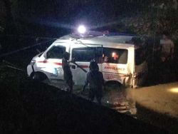Sopir Ngaku Lihat Penampakan, Ambulans Terjun ke Sungai di Bone