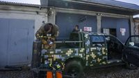 Modifikasi Mobil Perang di Ukraina, Pakai Pelat Besi Dicat Kamuflase