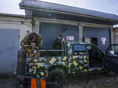 Modifikasi Mobil Perang di Ukraina, Pakai Pelat Besi Dicat Kamuflase