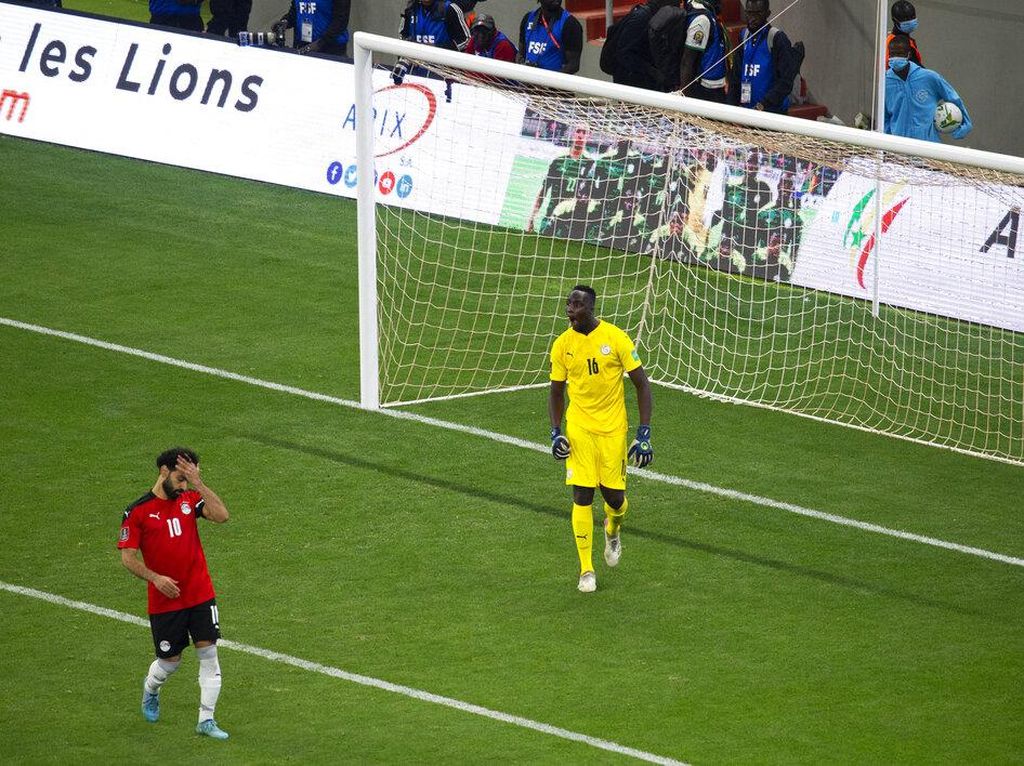 Mohamed Salah Dihujani Laser Sebelum Tendang Penalti Lawan Senegal