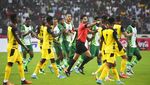 Foto: Nigeria Out, Fans Ricuh, Polisi Tembakkan Gas Air Mata
