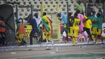 Foto: Nigeria Out, Fans Ricuh, Polisi Tembakkan Gas Air Mata