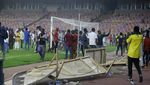 Foto: Nigeria Out, Fans Ricuh, Polisi Tembakkan Gas Air Mata