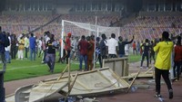 Suporter Nigeria melakukan pengrusakan di lapangan setelah tim kesayangannya dipastikan tidak lolos ke Piala Dunia 2022. Foto: AP/Sunday Alamba