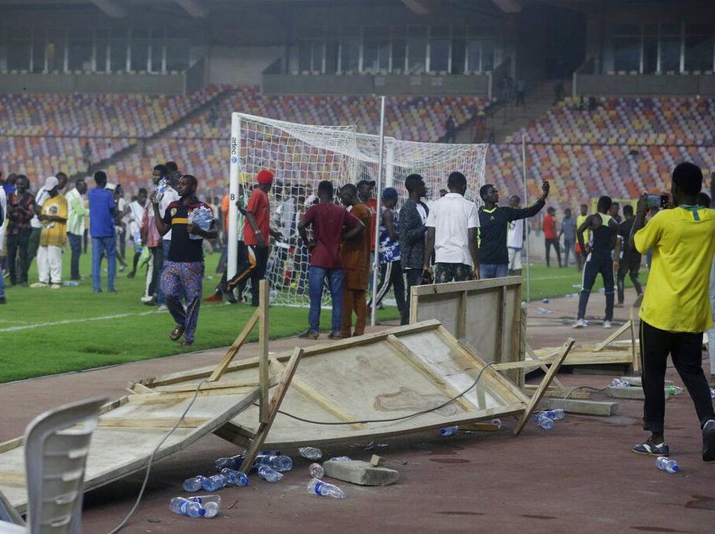 Foto: Nigeria Out, Fans Ricuh, Polisi Tembakkan Gas Air Mata