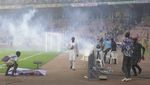 Foto: Nigeria Out, Fans Ricuh, Polisi Tembakkan Gas Air Mata