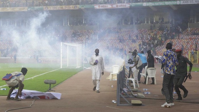 Nigeria vs Ghana Police fired tear gas to chase pitch invaders at the end of Ghana and Nigeria 2022 Qatar World Cup qualifying playoff second leg at Moshood Abiola Stadium, in Abuja, Nigeria, Tuesday, March. 29, 2022. Ghana became the first team from Africa to qualify for the World Cup in Qatar after a 1-1 draw with Nigeria in the second leg of their playoff on Tuesday to advance on away goals. (AP Photo/Sunday Alamba)
