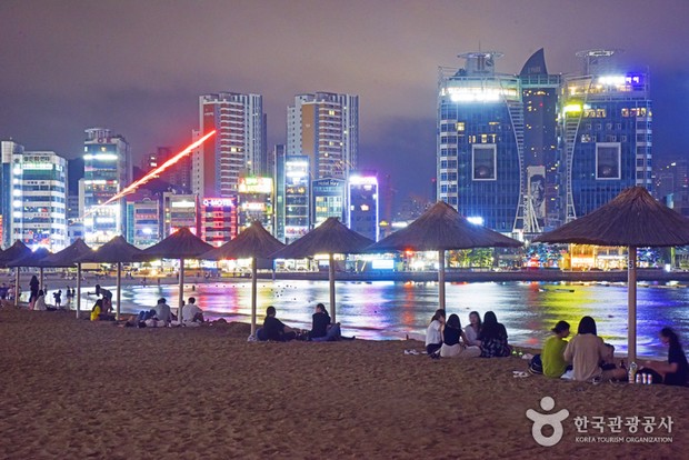 Pantai Gwangalli yang terletak di Busan/english.visitkorea.or.kr Pantai Gwangalli terletak di sebelah barat Pantai Haeundae dan termasuk pantai yang terkenal akan pasir putihnya yang halus.