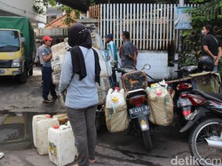 Pedagang Kecil di Jombang Rela Antre 2 Jam Beli Minyak Goreng Curah HET