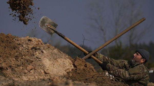 Parit Digali di Luar Ibu Kota Kyiv, Bersiap Pertempuran Jarak Dekat?