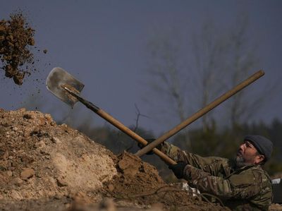 Parit Digali di Luar Ibu Kota Kyiv, Bersiap Pertempuran Jarak Dekat?