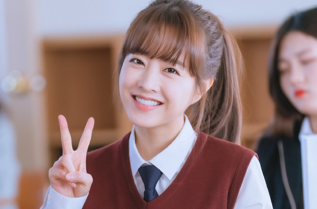 Memiliki tubuh mungil dan wajah imut menggemaskan, Park Bo Young masih cocok pakai seragam SMA
