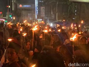 Snapshot: Pawai Obor Sambut Ramadan di Karawang