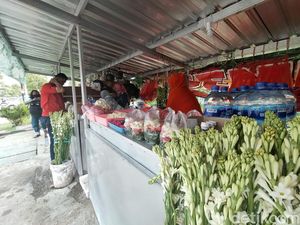 Pedagang Bunga Tabur di Surabaya Panen Cuan Jelang Ramadan Pedagang Bunga Tabur di Surabaya Panen Cuan Jelang Ramadan