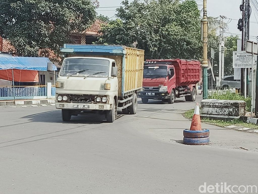 Gorong-gorong Jalan Provinsi di Klaten Jebol, Cuma Ditutup Traffic Cone