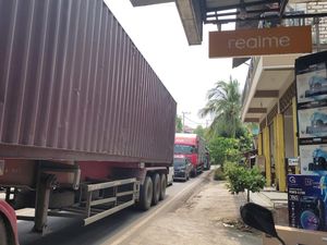 Jalan Daendels Lamongan Macet Parah, Warga: Setahun Lagek Iso Nyeberang Dalan