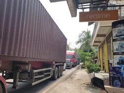 Jalan Daendels Lamongan Macet Parah, Warga: Setahun Lagek Iso Nyeberang Dalan