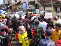 Antrean Ratusan Penumpang di Pelabuhan Kalianget Mengular Jelang Ramadan