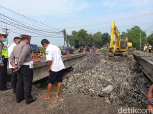 Perbaikan PDAM Bocor Imbas Jembatan Balun Ambles Tuntas, Air Kembali Mengalir Perbaikan PDAM Bocor Imbas Jembatan Balun Ambles Tuntas, Air Kembali Mengalir