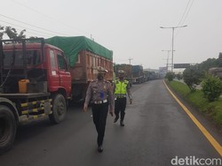 Kendaraan Tumplek Blek di Manyar Gresik Imbas Jembatan Ambles, Macet hingga 3 KM