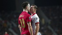 Diogo Jota dari Portugal dan Ezgjan Alioski dari Makedonia Utara, kanan, saling menantang ketika laga tengah bergulir.