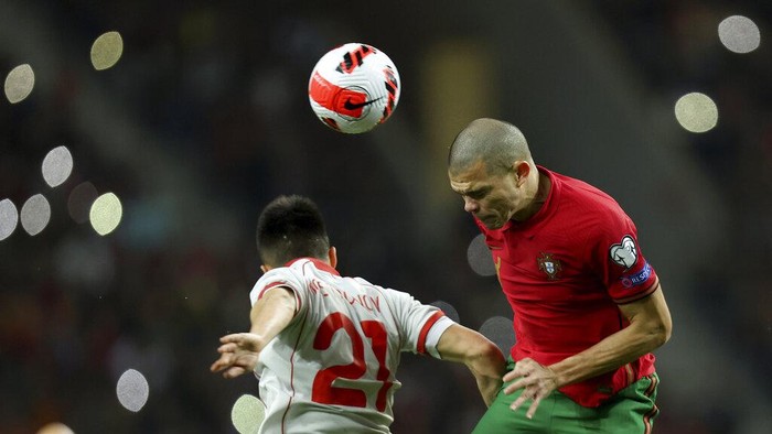 Portugal Bungkam Makedonia Utara, Lolos ke Piala Dunia 2022 Portugal players celebrate after scoring the opening goal during the World Cup 2022 playoff soccer match between Portugal and North Macedonia, at the Dragao stadium in Porto, Portugal, Tuesday, March 29, 2022. (AP Photo/Luis Vieira)