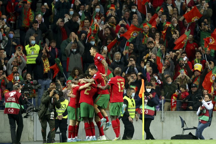 Portugal Bungkam Makedonia Utara, Lolos ke Piala Dunia 2022 Portugal players celebrate after scoring the opening goal during the World Cup 2022 playoff soccer match between Portugal and North Macedonia, at the Dragao stadium in Porto, Portugal, Tuesday, March 29, 2022. (AP Photo/Luis Vieira)