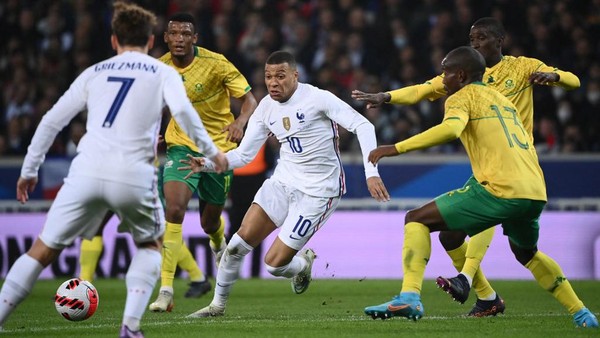 Prancis vs Afsel French forward Kylian Mbappe (C) fights for the ball during the friendly football match between France and South Africa at Pierre-Mauroy stadium in Villeneuve-dAscq, near Lille, northern France, on March 29, 2022. (Photo by FRANCK FIFE / AFP)