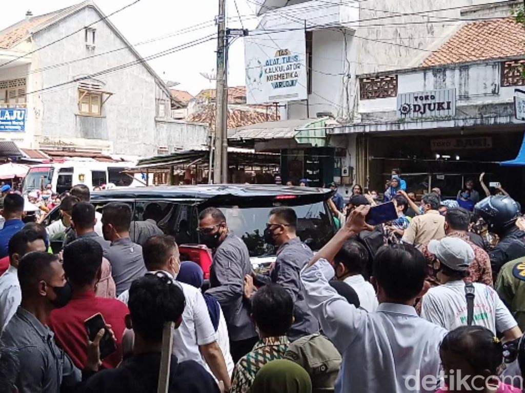 Jokowi Kunjungi Pasar Baledono Purworejo, Bagikan Kaus-Minyak Goreng