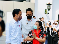 Momen Jokowi Mendarat di YIA Kulon Progo dan Sapa Penumpang