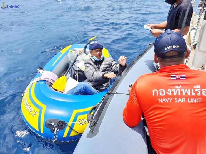 Pria viral dayung perahu karet demi ketemu istri
