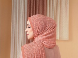 Trik Brand Lokal Buttonscarves Saat Produknya Dijiplak, Dijual Lebih Murah