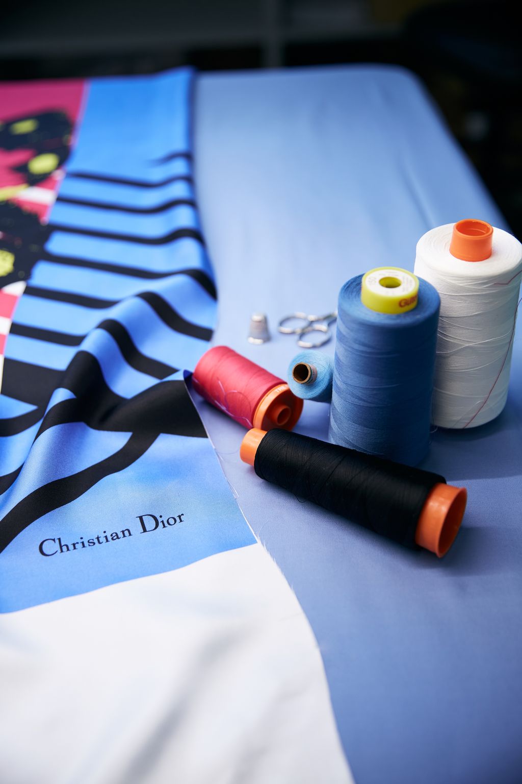 Proses pembuatan scarf Dior D-Jungle Pop