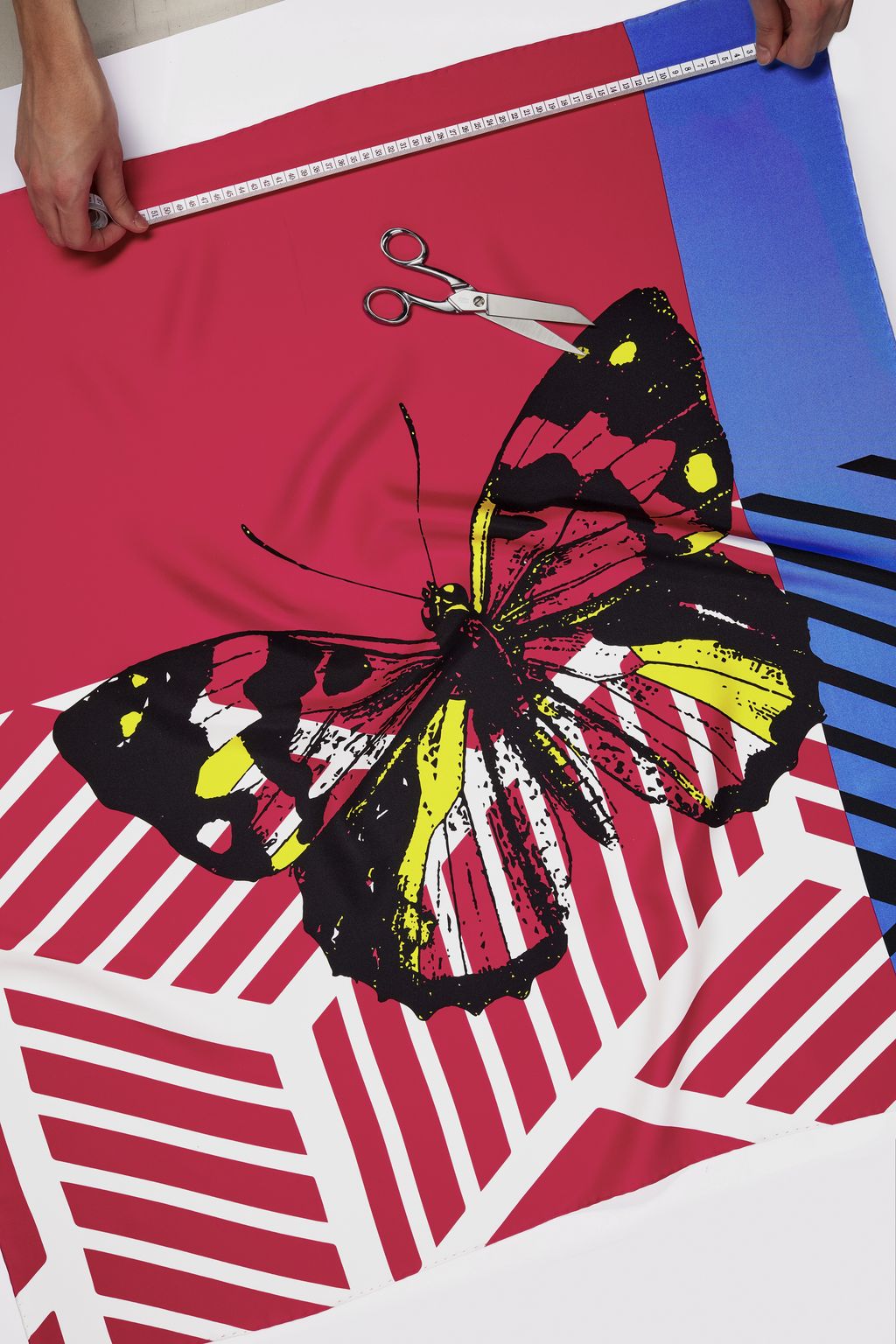 Proses pembuatan scarf Dior D-Jungle Pop