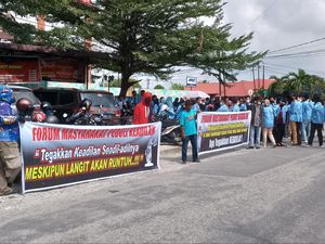 Puluhan Mahasiswa Datangi PN Pekanbaru Kawal Vonis Dekan FISIP Unri