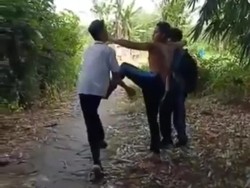 Viral Siswa SMP di Jember Dikeroyok Temannya Hingga Jatuh Tersungkur