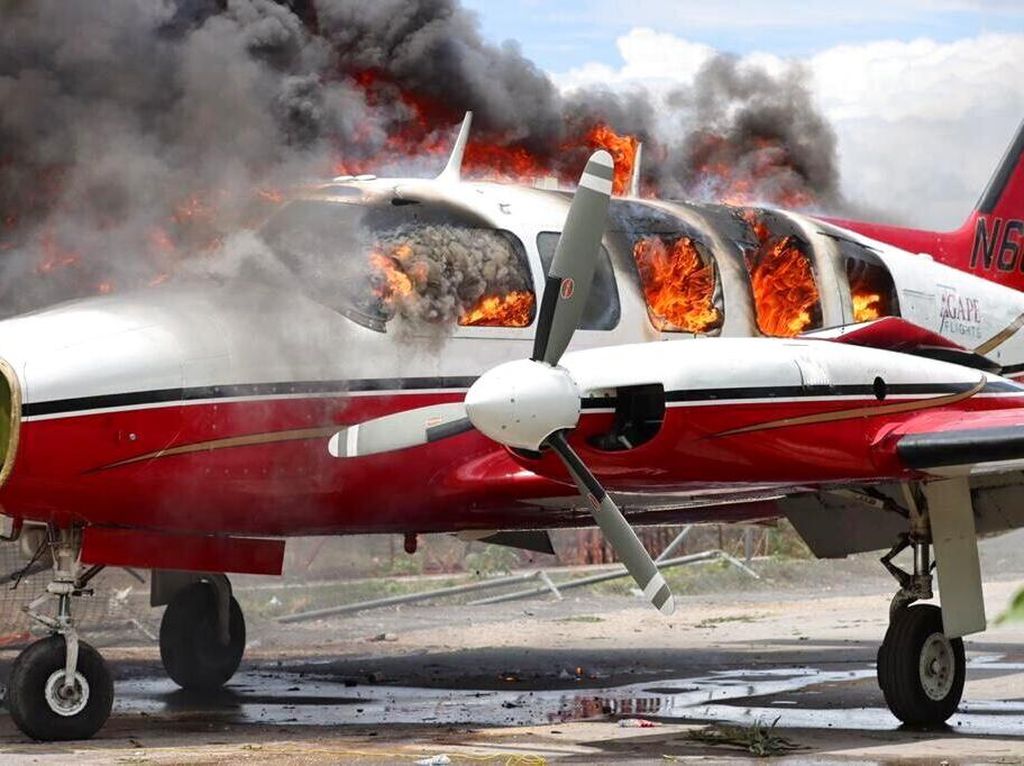 Brutal, Pesawat Terbang Sampai Dibakar dalam Demo di Haiti