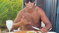Pose Keren Ronaldinho saat Menikmati Aneka Seafood Segar