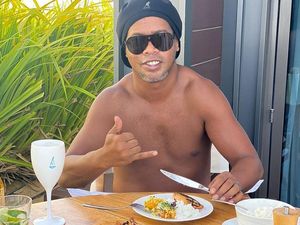 Pose Keren Ronaldinho saat Menikmati Aneka Seafood Segar