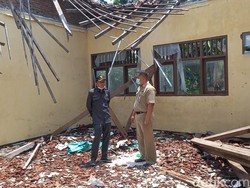 Atap Kelas SD di Bojonegoro Ambruk, Kegiatan Belajar Siswa Terbagi Dua Sif